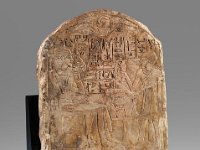 Aeg S 13  Aeg S 13, Theben (?), Neues Reich, Stele des Kenni, Kalkstein, H 21,0 cm, B 14,5 cm, T 4,0 cm : Bestandskatalog Ägypten, Museumsfoto: Claus Cordes